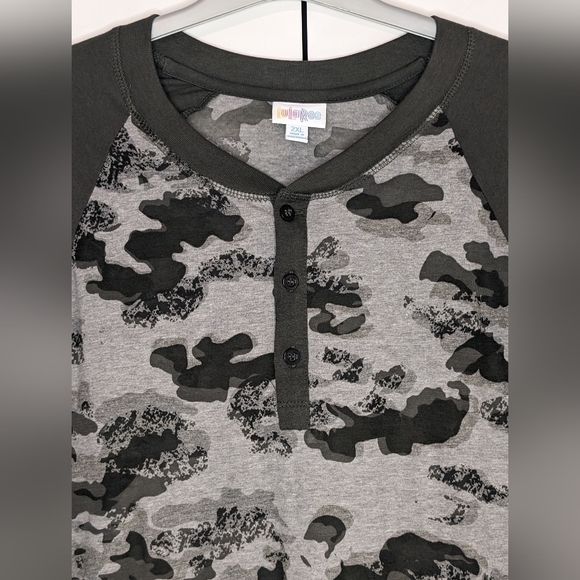 NWT LuLaRoe 2XL Mark Longsleeve Top Dark Green/Gray Camo 3 Buttons on Front - Picture 8 of 13